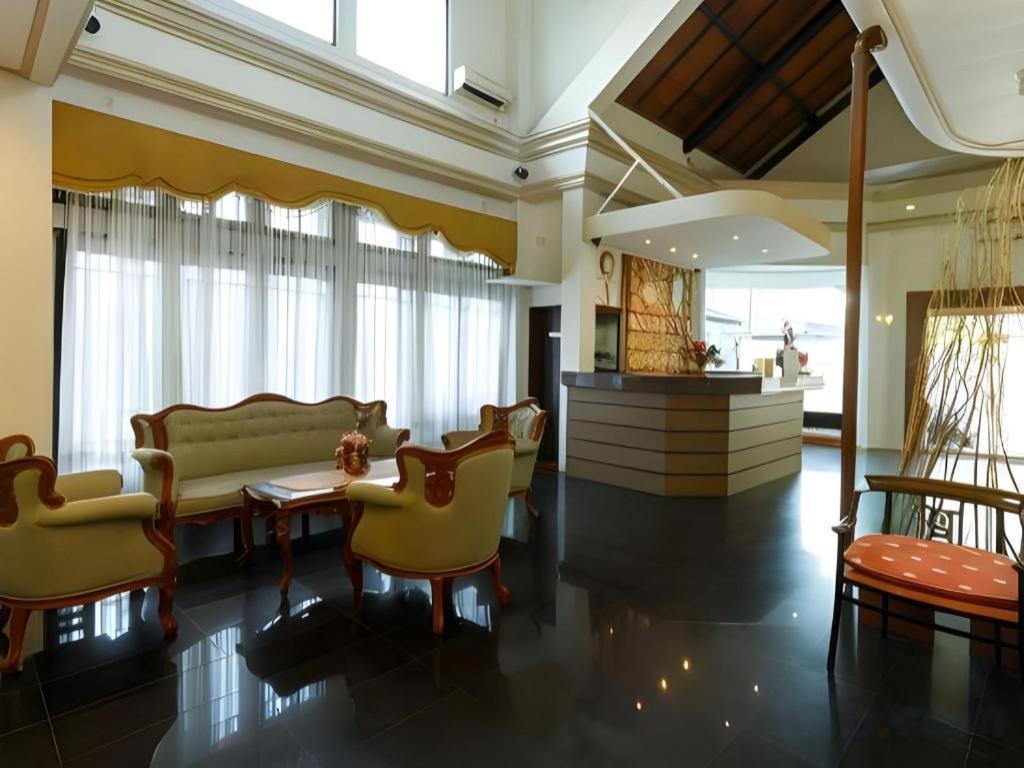 Mervit Hotel Паданг Экстерьер фото